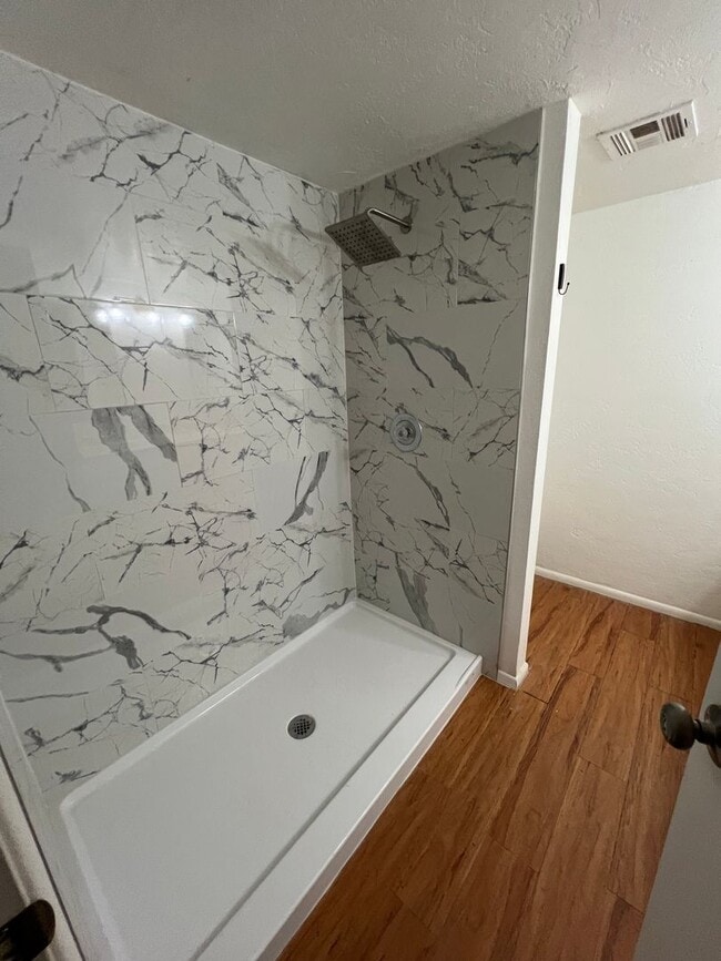 Building Photo - 3 Bedroom 2 bath Condo in Midvale!