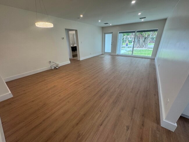 Building Photo - 725 NE 160th Terrace