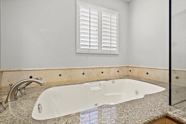 Building Photo - 2547 Orange Ave