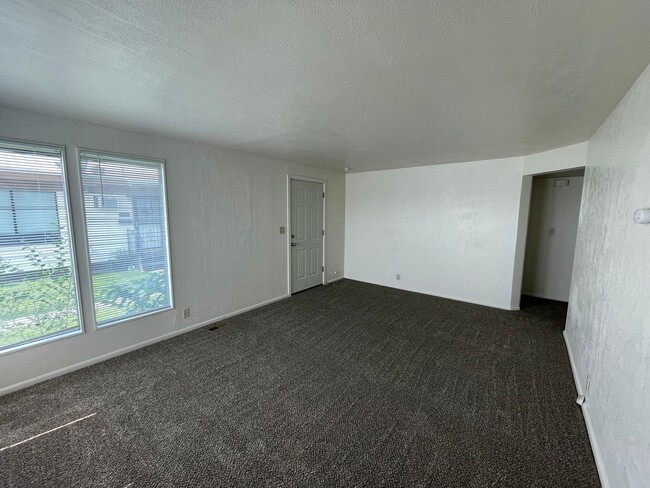Building Photo - Prime Location! 2-Bed, 1-Bath Apartment with Lake Views and Near Downtown – Move-In Ready!
