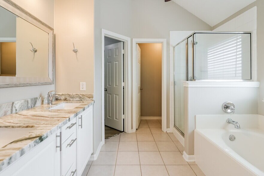 Building Photo - 12103 Lakewood Villa Dr