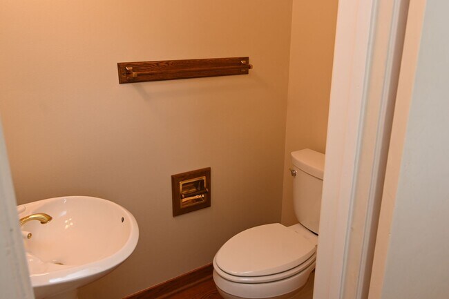 Building Photo - Prime Willow Glen, Just In Time for the Ho...