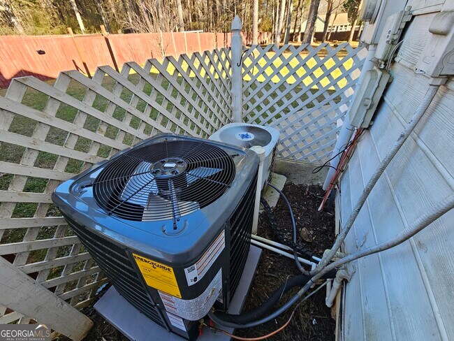 Building Photo - 611 Lora Smith Rd