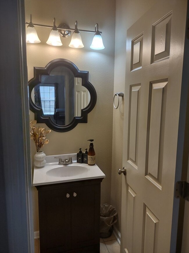 Building Photo - Outstanding FIVE Bedroom Home in Northeast Columbia!