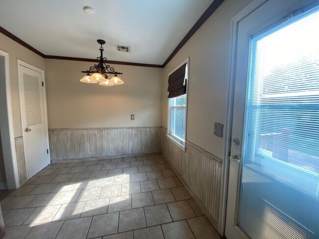 Building Photo - Close to Brookside & Riverparks!!