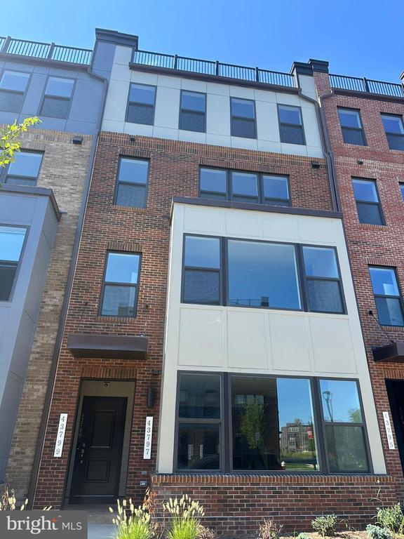 Building Photo - 43799 Middleway Ter