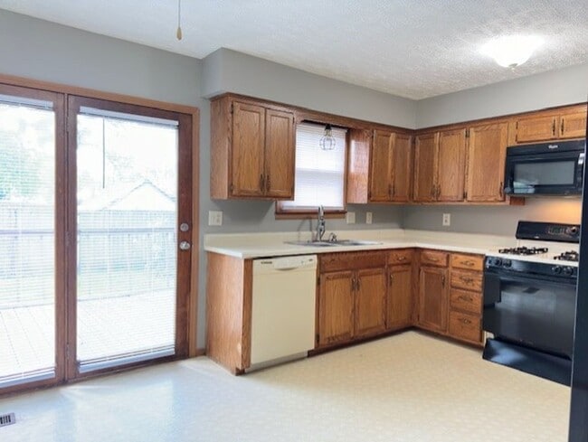 Building Photo - Walnut Grove House 3 Bedroom 1 Bath + covered car port!