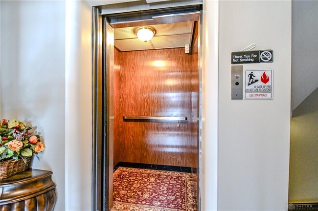 Building Photo - 121 E Schantz Ave