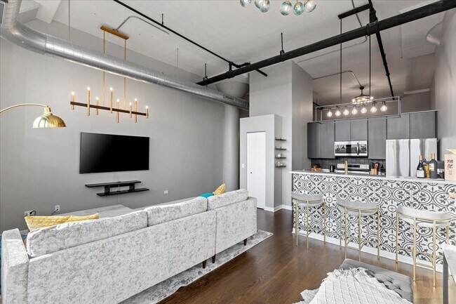 Building Photo - 1224 W Van Buren St