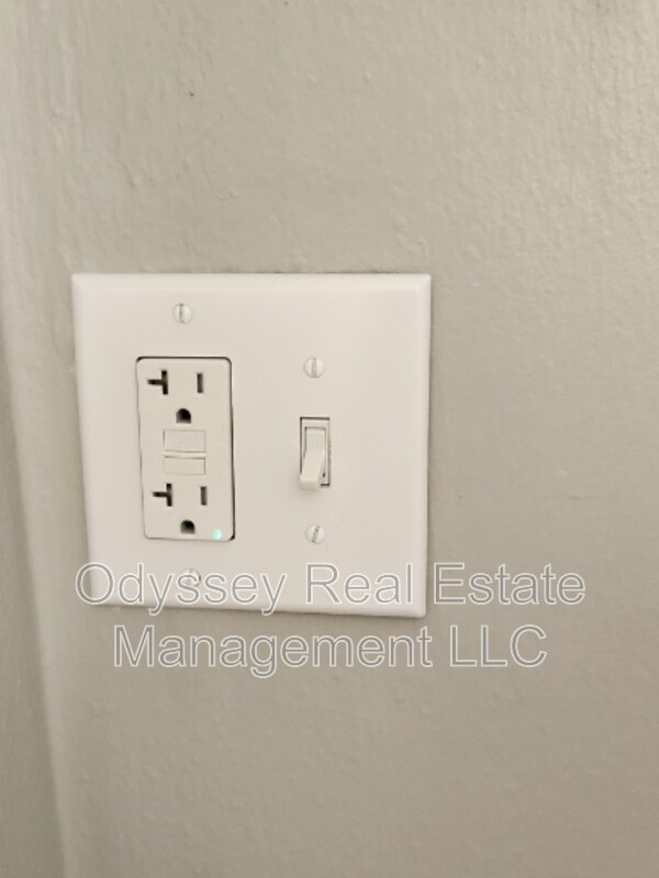 Building Photo - 206 W Spencer Ave