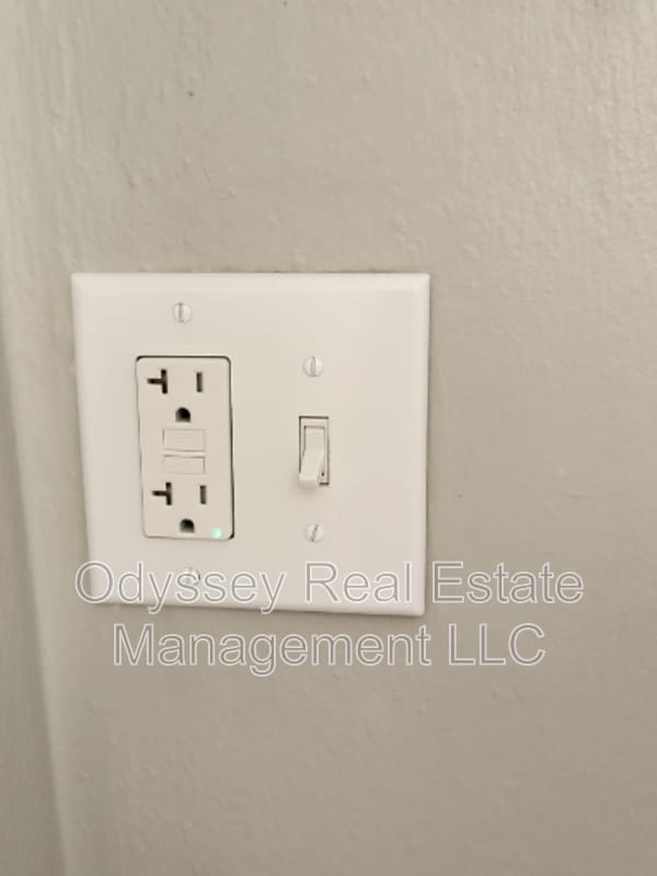 Building Photo - 210 W Spencer Ave