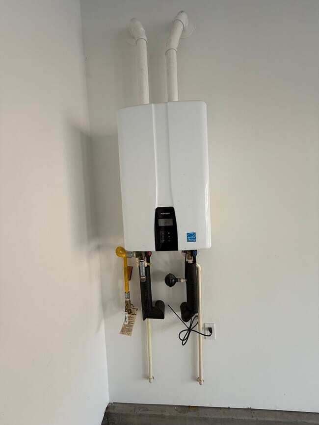 Building Photo - LAKE VIEW