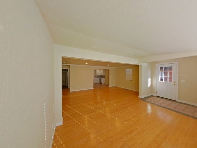 Building Photo - Updated 3Bed/2Bath Home - HUGE Backyard!
