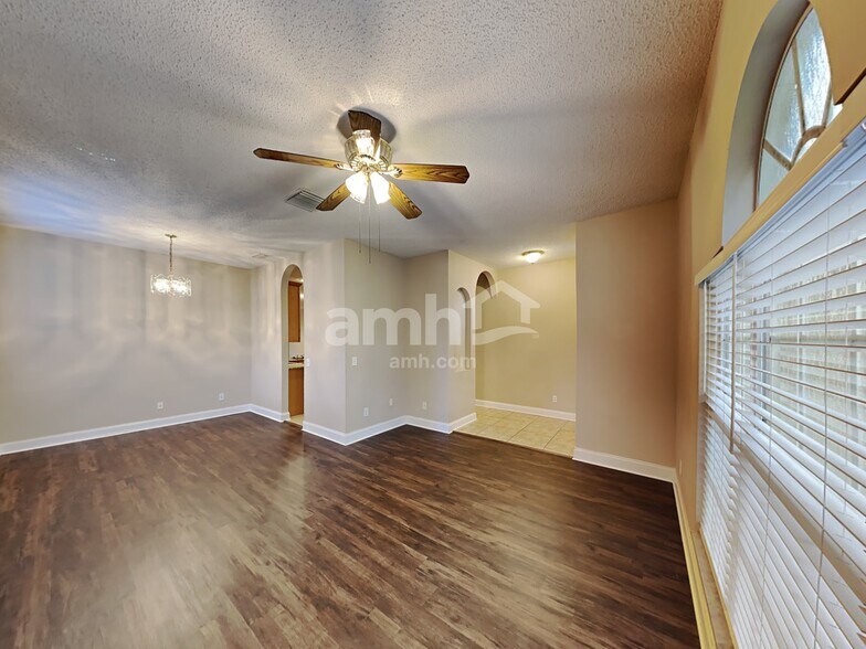 Building Photo - 10318 Goldenbrook Way