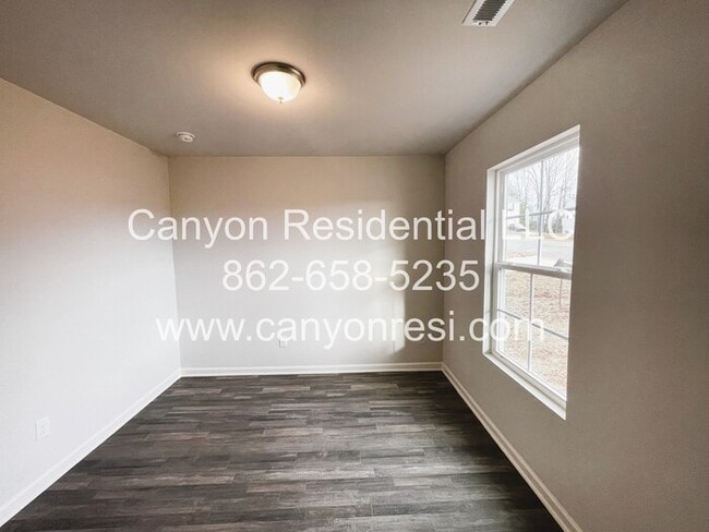 Building Photo - 706 Quail Ln
