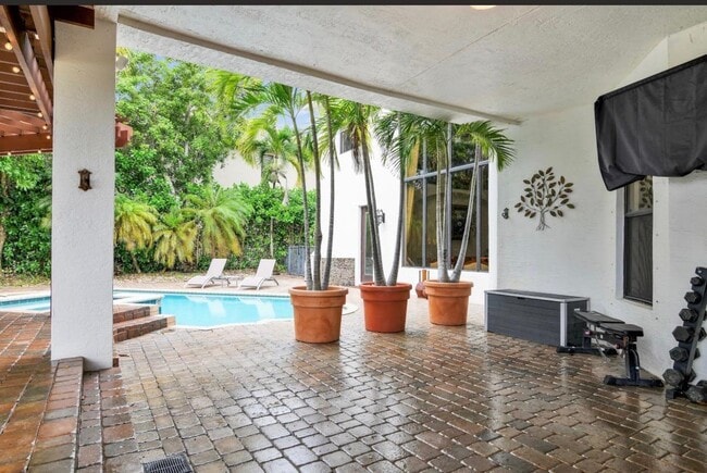 Building Photo - 10703 Versailles Blvd