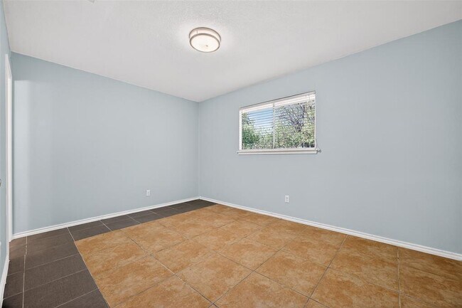 Building Photo - 10004 Woodhaven Dr