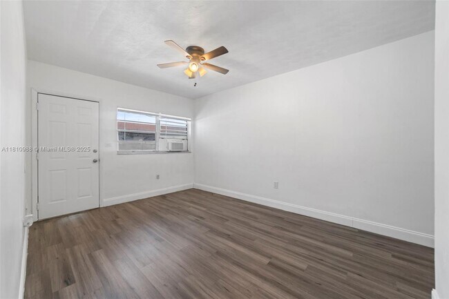 Building Photo - 15940 NE 19th Ct