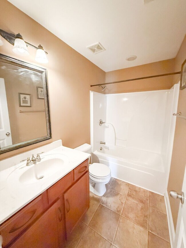 Building Photo - 3 Bedroom 2 Bathroom home! Large Fenced in Backyard!