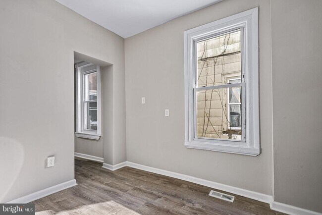 Building Photo - 1402 W 3rd St