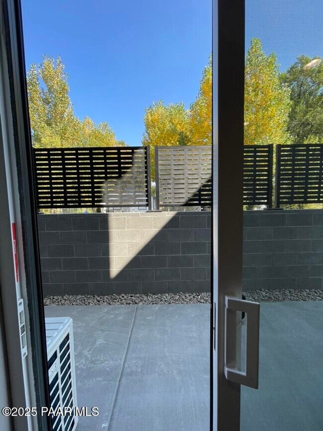 Building Photo - 720 N Walnut St