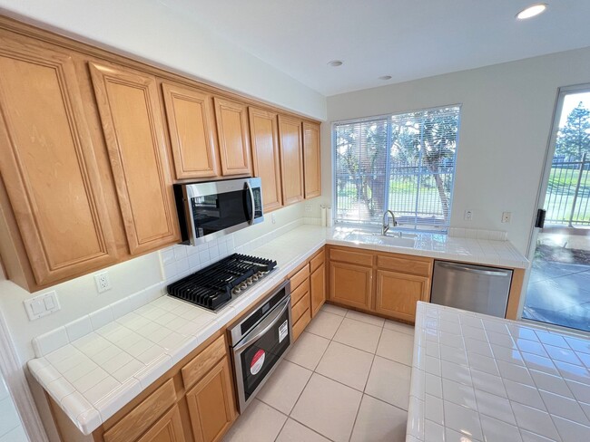 Building Photo - Charming Tustin Ranch Home in Gated Commun...