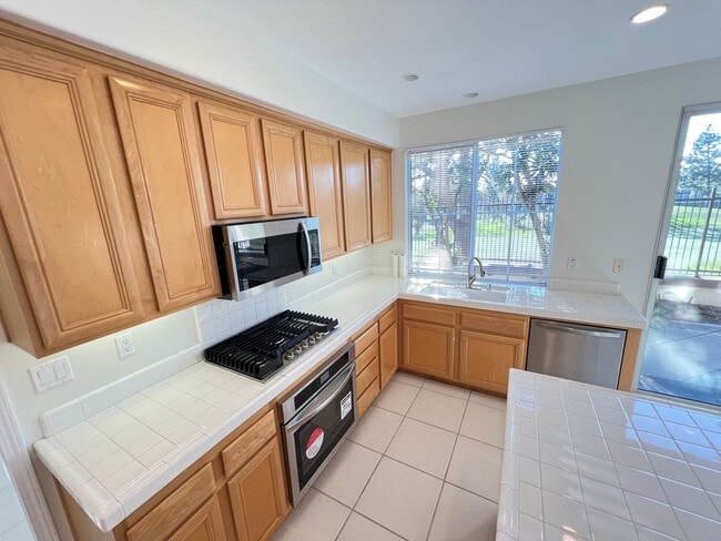 Building Photo - Charming Tustin Ranch Home in Gated Community on Golf Course!
