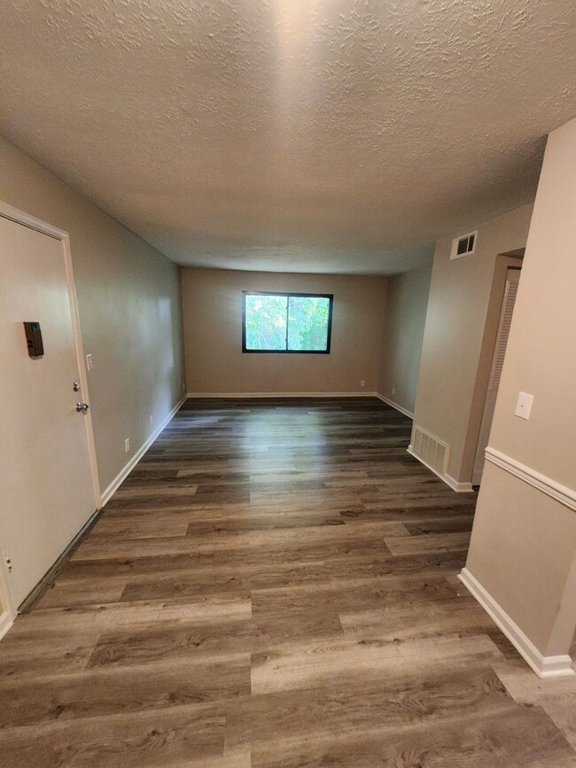 Building Photo - Lovely 1 bedroom 1 bath 2nd floor condo wi...