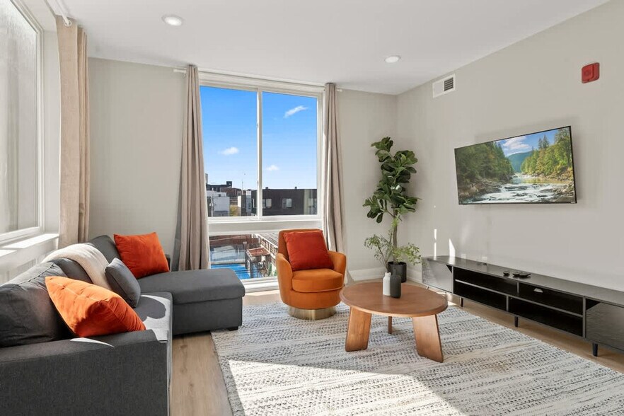 Building Photo - 901 Canal St