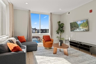 Building Photo - 901 Canal St