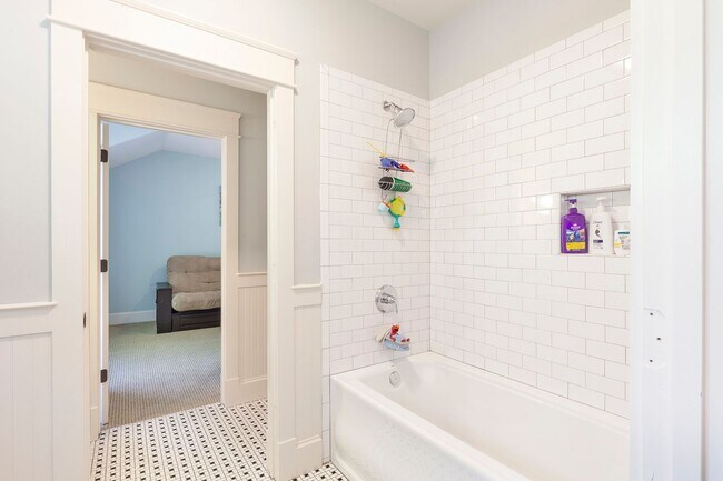 Building Photo - Beautiful 4/4 Plus Office, 4 Blocks From E...