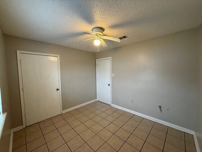 Building Photo - 1950-52 Helm Dr