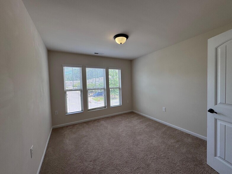 Building Photo - 628 Denhoff Dr