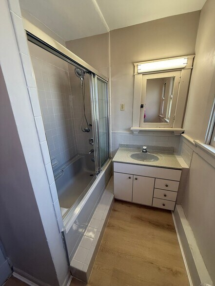 Building Photo - 907 Main St