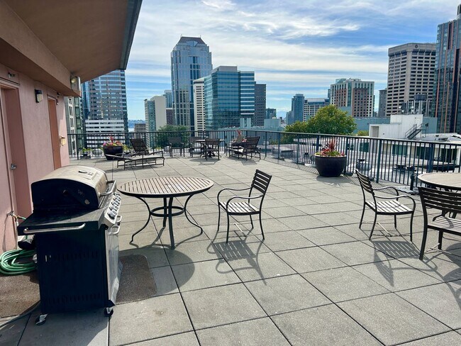 Building Photo - First Hill One Bedroom - Stellar Location! AVAILABLE NOW!