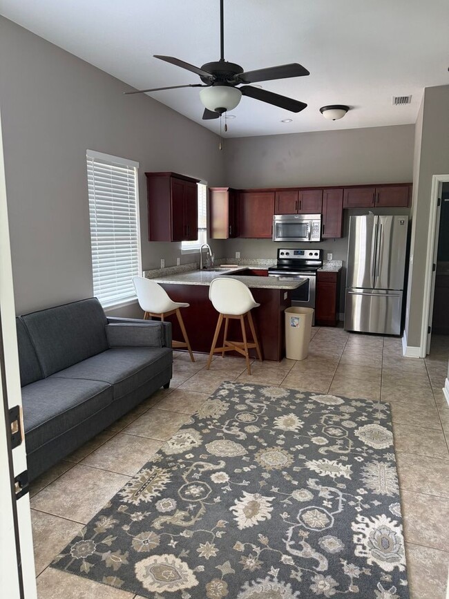 Building Photo - 1/1 APARTMENT BY DOAK CAMPBELL
