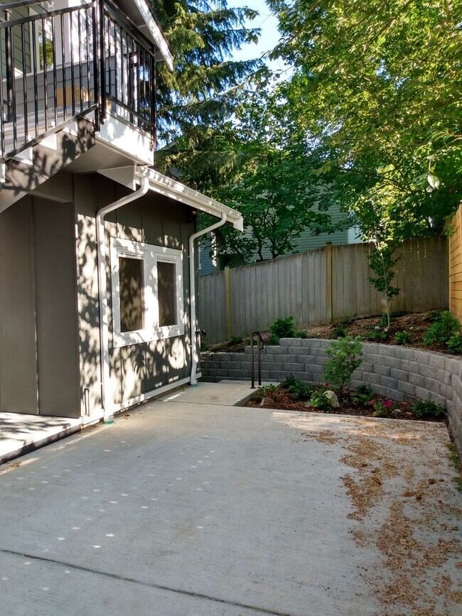 Building Photo - 2 BD /1 BA Granite Countertops, Washer/Dry...