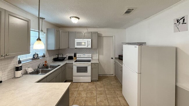 Building Photo - 738 Carondelay Dr