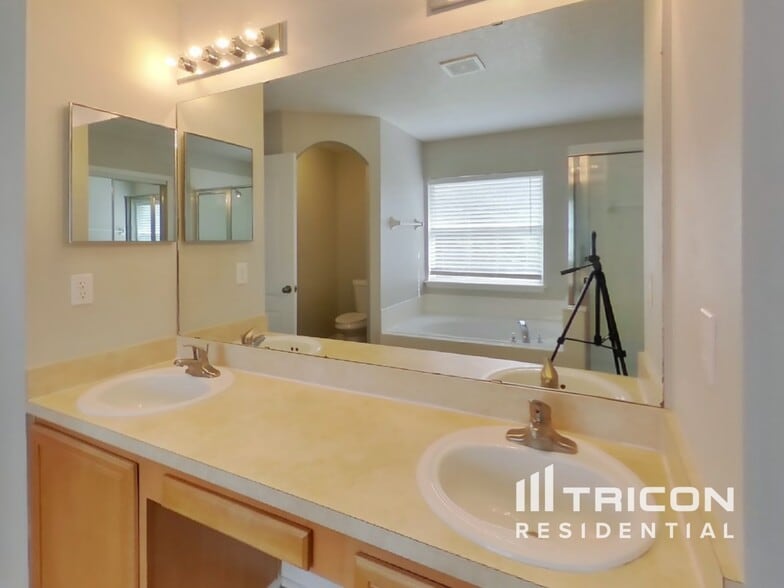 Building Photo - 3571 Live Oak Hollow Dr