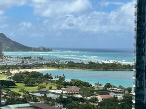 Building Photo - Upscale living With a View!