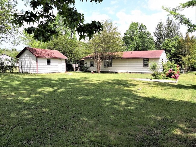 Building Photo - Charming 3 Bedroom Home on a Quiet Street!