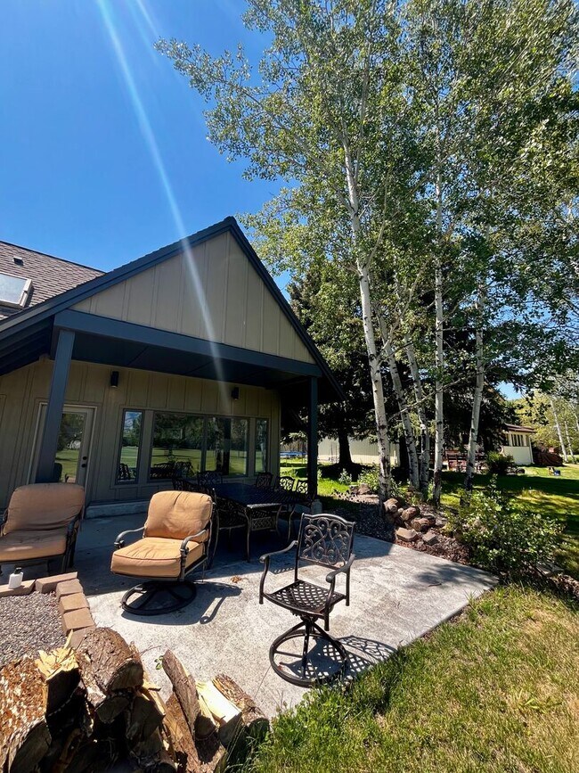 Building Photo - Executive Rental on Riverside Country Club...