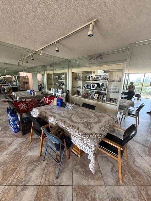 Building Photo - 3701 N Country Club Dr