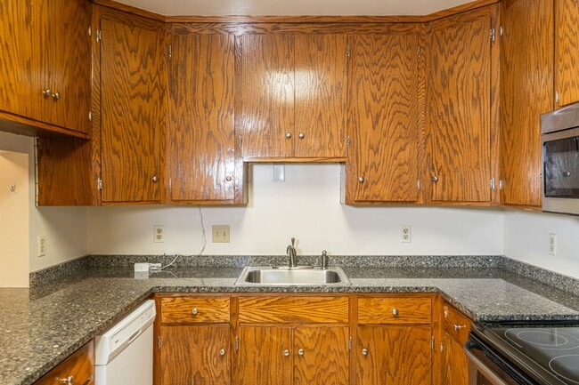 Building Photo - 2 Bedroom Townhouse Available in July