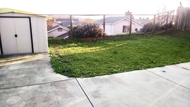 Building Photo - Large 3 Bedroom 2.5 Bath House w/ Garage in Vallejo -- COMING SOON !!!
