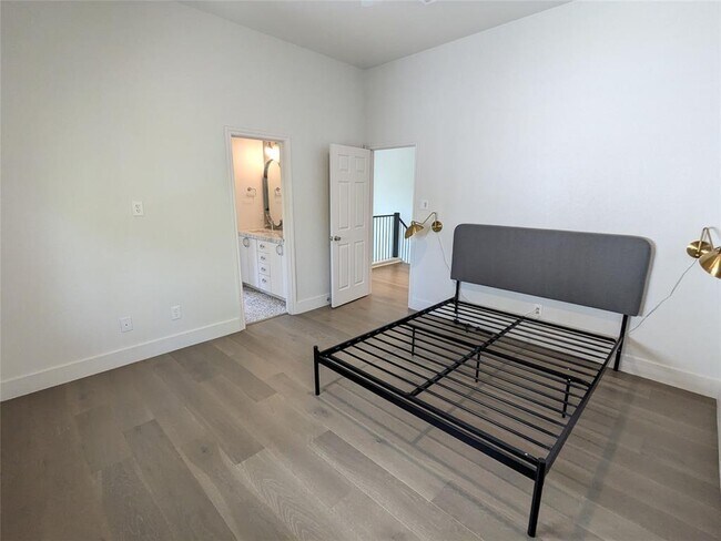 Building Photo - 9257 Scenic Bluff Dr