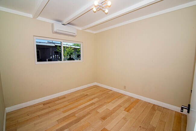 Building Photo - 156 W Linden Ct