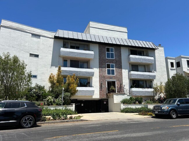 Building Photo - 10725 Ohio Ave