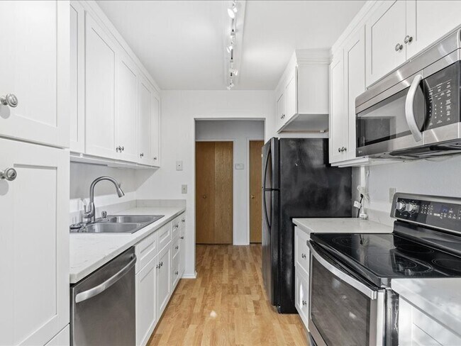 Building Photo - 1304 Foothill Dr