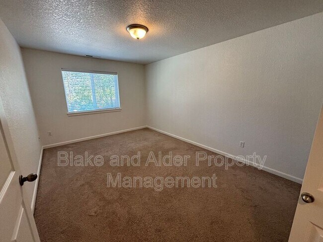 Building Photo - 347 Norway St NE